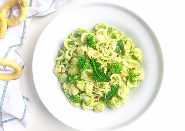 Orecchiette con crema di broccoli e tarallo sbriciolato