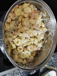 Una foto de Raviolis de queso con salmón y gulas