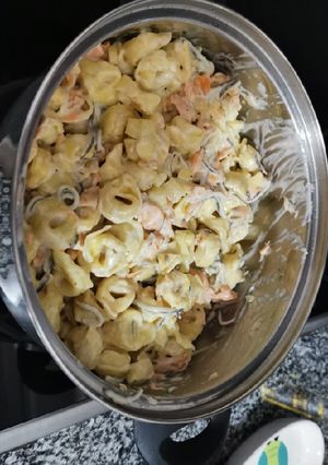 Una foto de Raviolis de queso con salmón y gulas