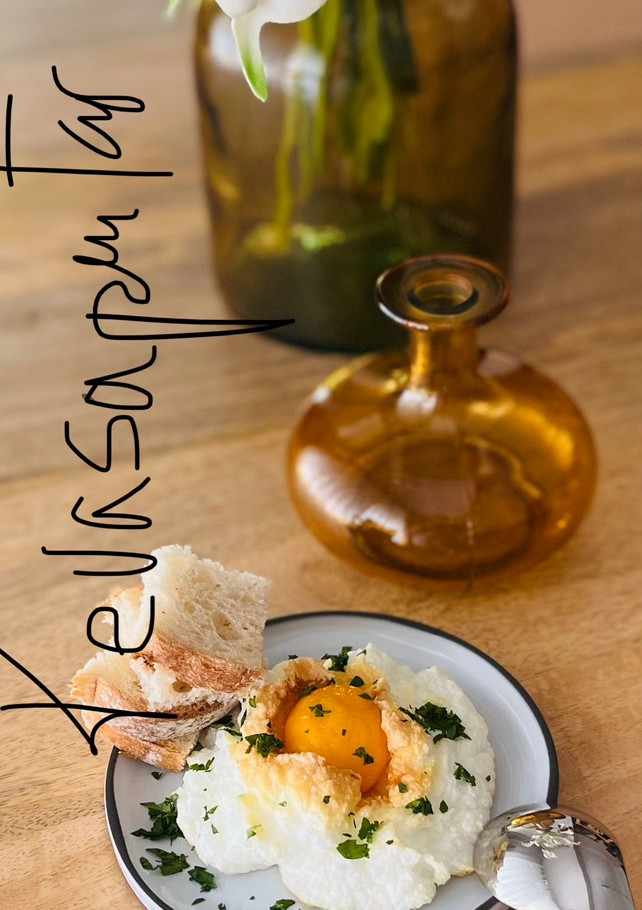 Una foto de Huevo nube con pecorino en freidora de aire 🍳 🧀 🌤️