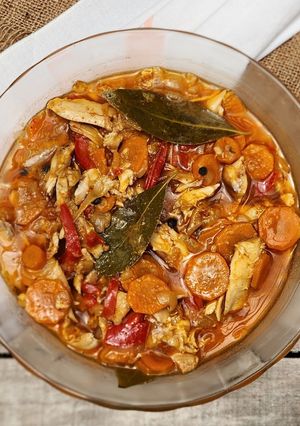 Una foto de 🧅🫑🥕🍗 Pollo en escabeche 🍗🥕🫑🧅Receta de mi Mamá