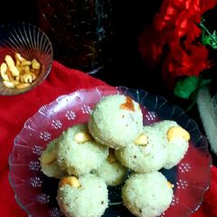 A picture of Sooji ke ladoo.