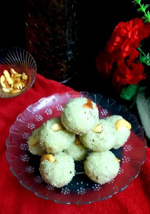A picture of Sooji ke ladoo.
