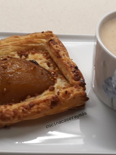 Una foto de Pera en hojaldre con chocolate