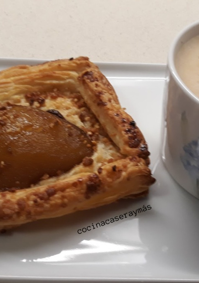 Una foto de Pera en hojaldre con chocolate