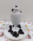 Black currant and black raisins ice cream