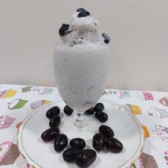 A picture of Black currant and black raisins ice cream.