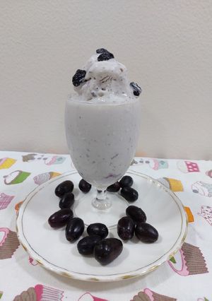 A picture of Black currant and black raisins ice cream.