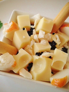 Una foto de Tapa con tacos de emmental y surimi de cangrejo