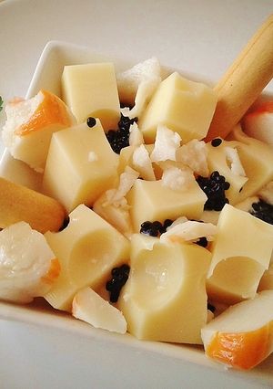 Foto principal de Tapa con tacos de emmental y surimi de cangrejo
