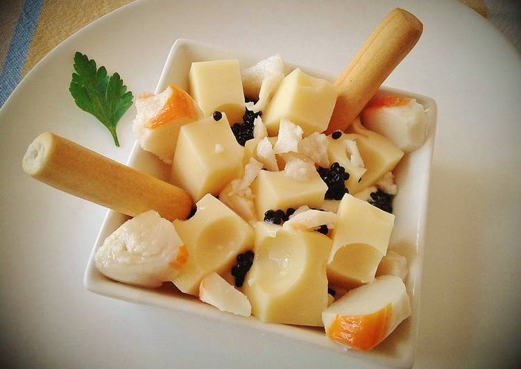 Tapa con tacos de emmental y surimi de cangrejo