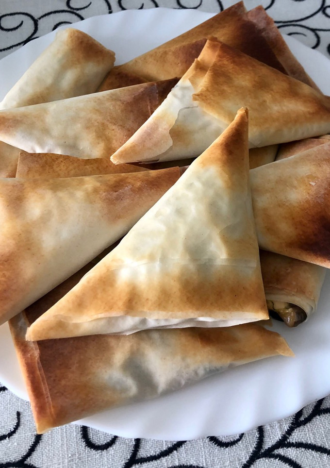 Una foto de Briwat de espinacas con queso de cabra y mozzarella