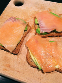 Una foto de Tostas de salmón y aguacate