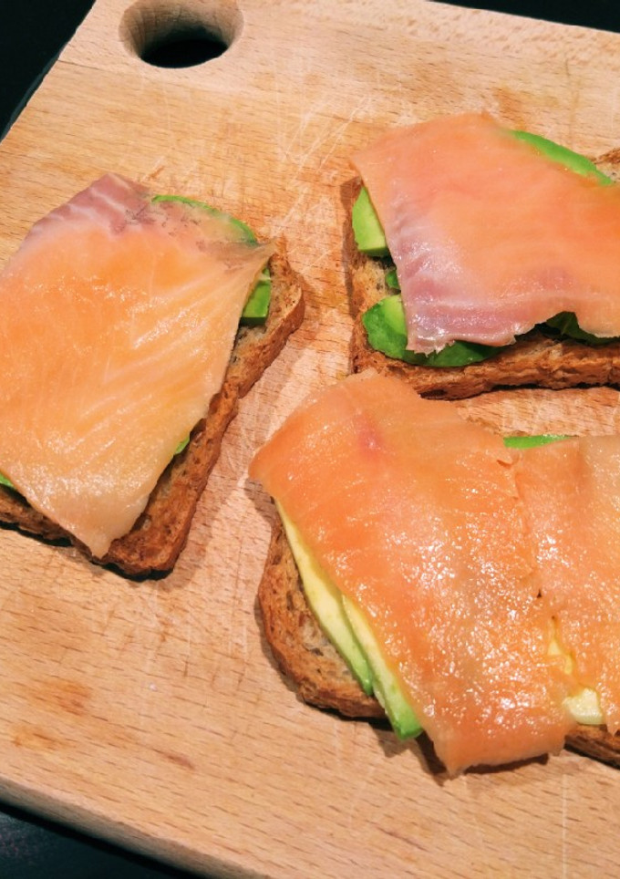 Una foto de Tostas de salmón y aguacate