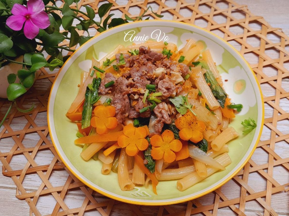 Nui xào bò và rau củ