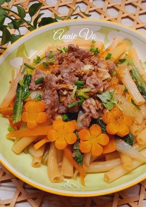 Hình của món Nui xào bò và rau củ.