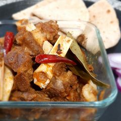 A picture of Khada Masala Gosht with chapati.
