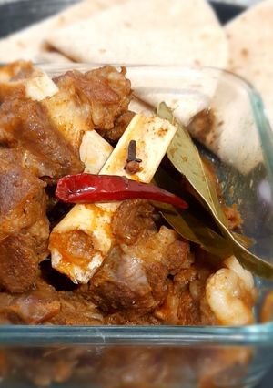 A picture of Khada Masala Gosht with chapati.
