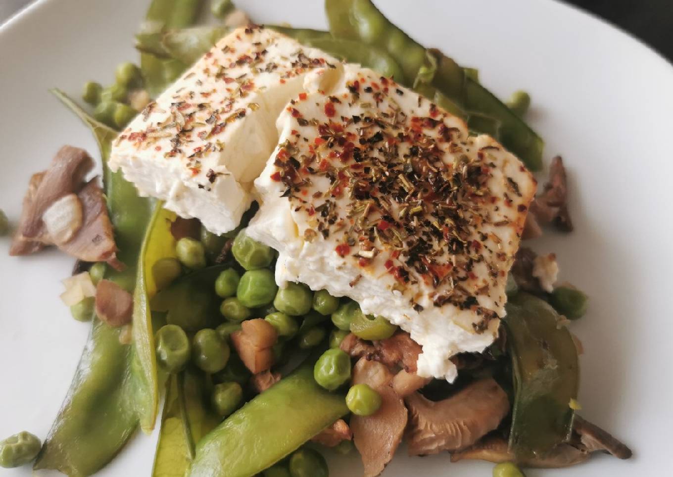 Fêta rôtie aux légumes de printemps