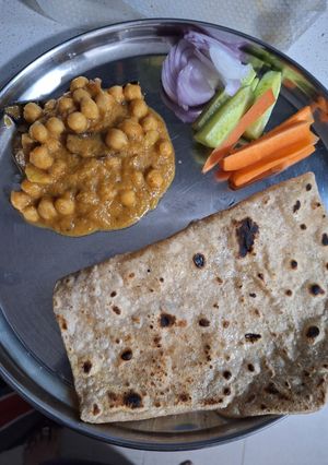 A picture of Chana masala.
