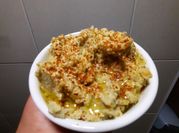 Una foto de hummus de albahaca