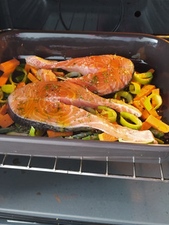 Una foto de Salmón con verduras al horno