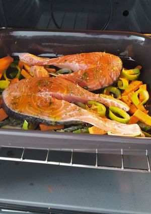 Una foto de Salmón con verduras al horno