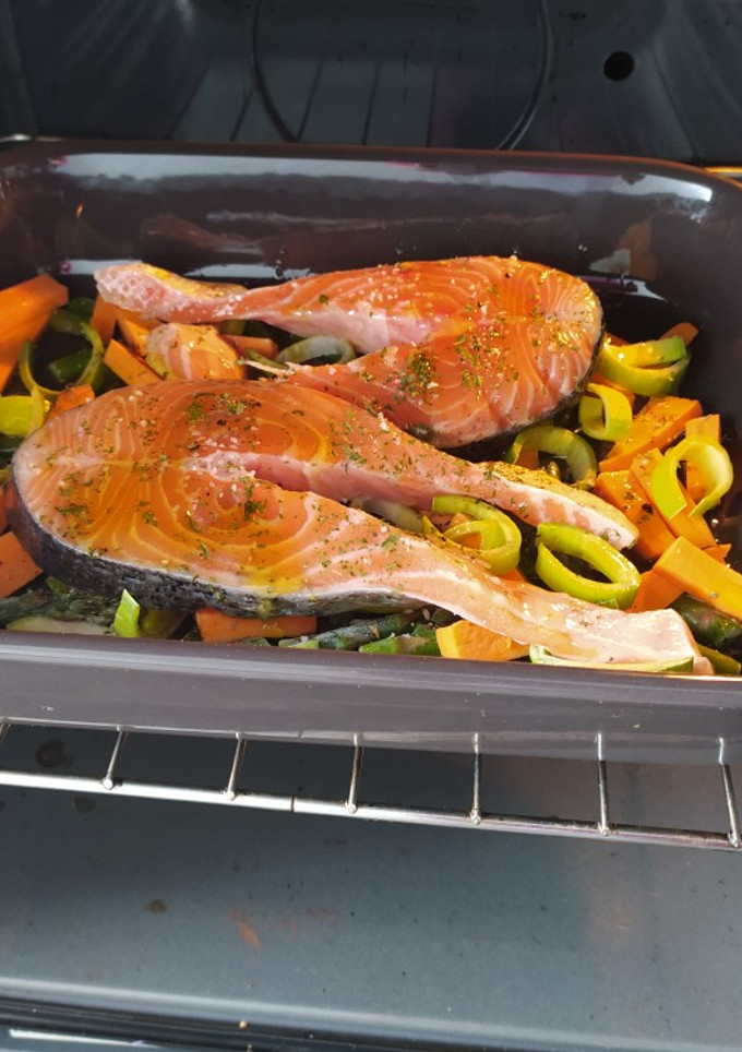 Una foto de Salmón con verduras al horno