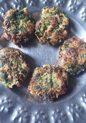 ধনেপাতার পকোড়া (dhanepatar pakoda recipe in Bengali) রেসিপির প্রধান ছবি