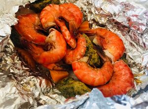 Hình của món Tôm hấp giấy bạc.