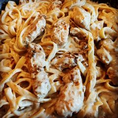 A picture of Chicken Fettuccine Alfredo.