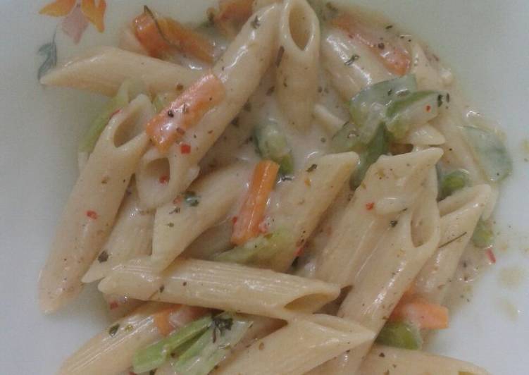 Spicy Penne Pasta in White Sauce