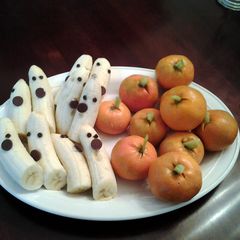 Halloween Banana "Ghosts and Tangerine "Pumpkins" A picture of Halloween Banana "Ghosts and Tangerine "Pumpkins".