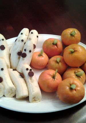A picture of Halloween Banana "Ghosts and Tangerine "Pumpkins".
