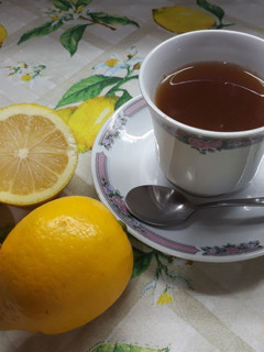 Una foto de Té de limón, miel, jengibre