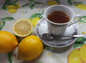 Una foto de Té de limón, miel, jengibre