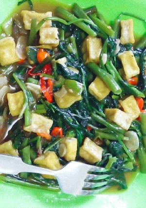 Foto resep Tumis Kangkung Tahu Saos Tiram