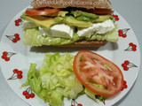 Bocadillo de aguacate y queso fresco