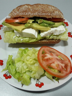 Una foto de Bocadillo de aguacate y queso fresco