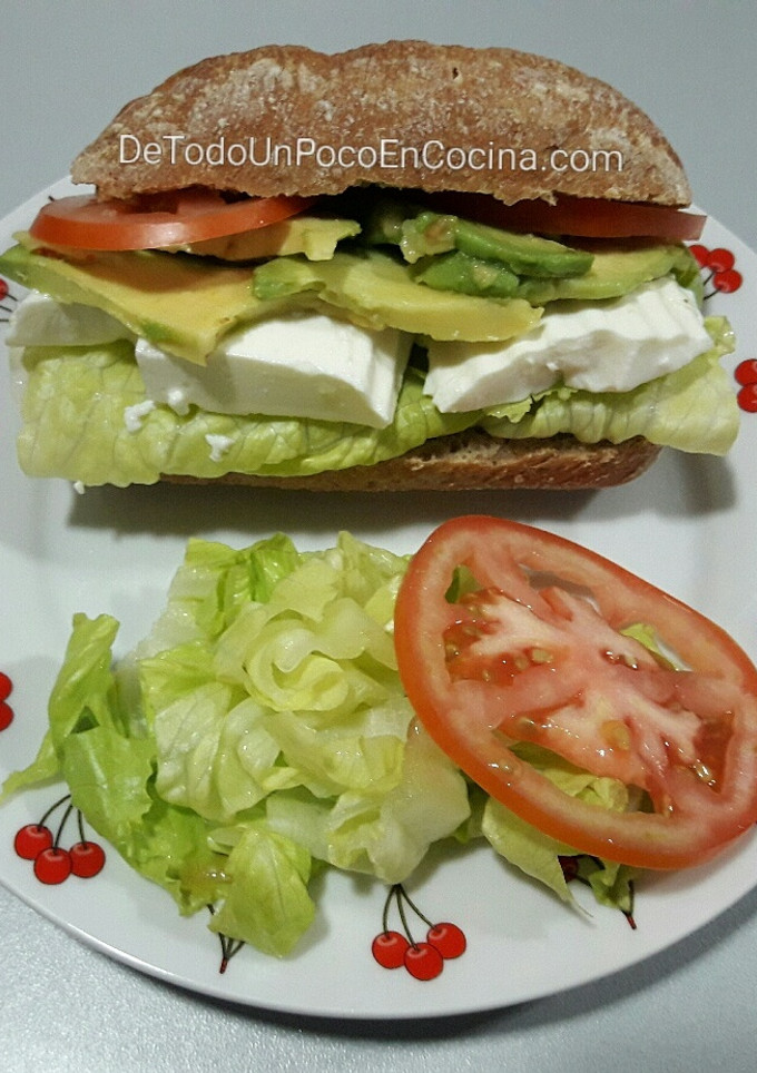 Una foto de Bocadillo de aguacate y queso fresco