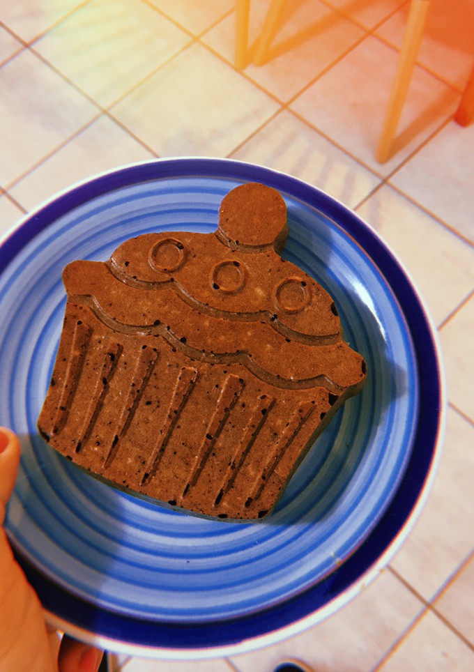 Una foto de Torta individual de algarroba y cacao