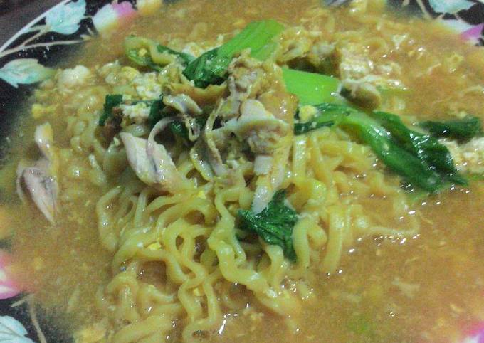 Cara Membuat Mie Kuah Ganjel Perut (pakai apa yang ada di kulkas) Gampang