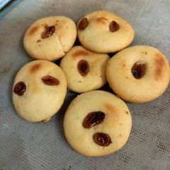 A picture of Egg cookies with raisens 🫓🫓no oven.