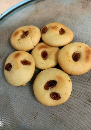 A picture of Egg cookies with raisens 🫓🫓no oven.