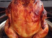 Una foto de pollo asado con romero y tomillo