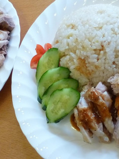 A picture of Singapore Chicken Rice.