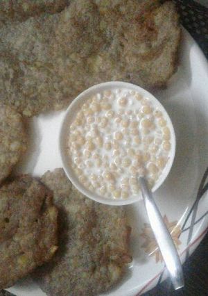 A picture of Finger millet puris with boondi raita.