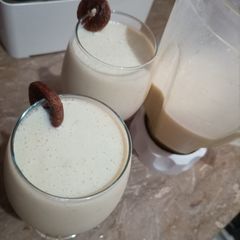 Banana injeer shake A picture of Banana injeer shake.