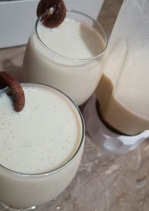 A picture of Banana injeer shake.