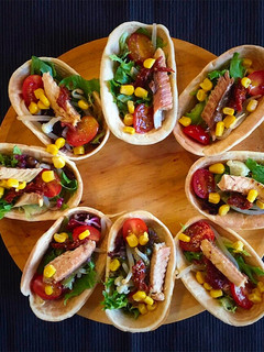 Una foto de Mini barquitas de ensalada